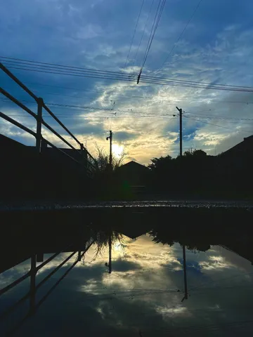 沈む夕陽と空の鏡像