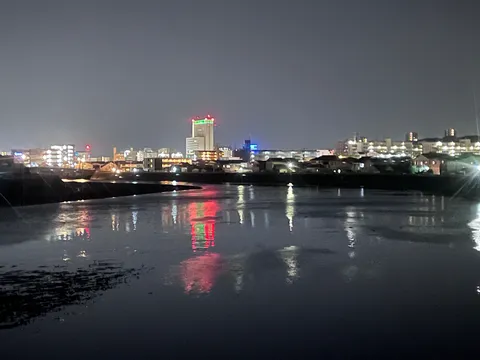 都会の夜景、水面に映る光
