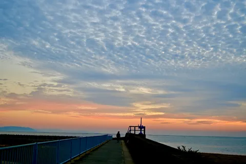 夕暮れの桟橋に灯る静寂