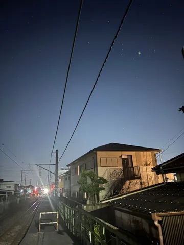 星降る夜、線路の先に