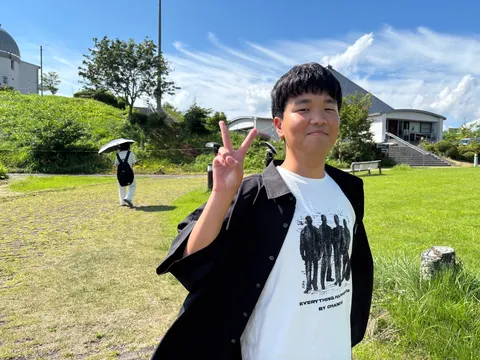 ピースサインと夏の青空