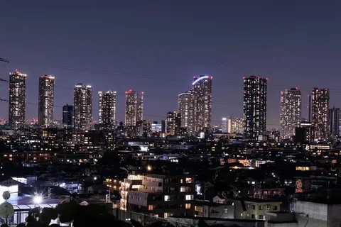 夜景の高層群と光の線