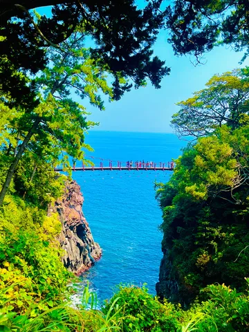 断崖に架かる橋と青い海