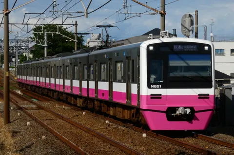 都会を彩る、ピンクとグレーのコントラスト