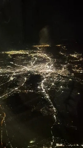 夜の街に走る光の川