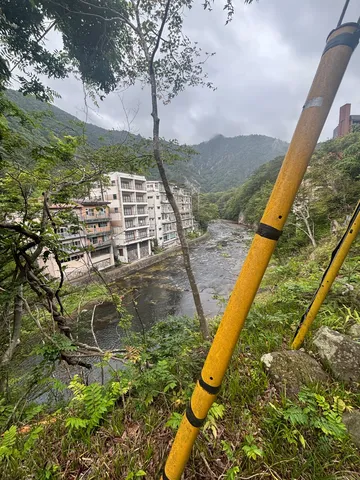谷間の流れと街並み