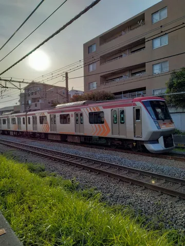 まぶしい線路の向こうへ