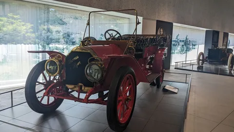 歴史を刻む、赤きクラシックカー