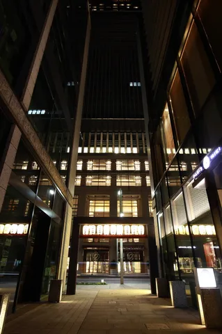 夜の中庭に灯る静寂の灯