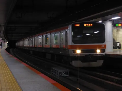 駅のホームに滑り込む列車