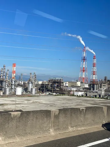 煙突と空のコントラスト
