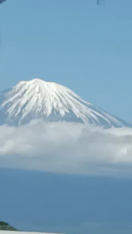 雲海にそびえる白き富士