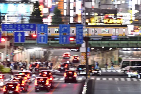 都会の喧騒、躍動する夜景