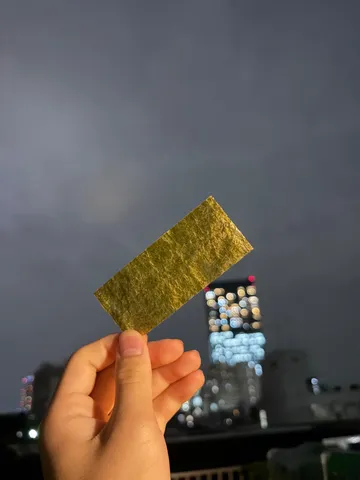 都会の夜空に浮かぶ、金色の海苔