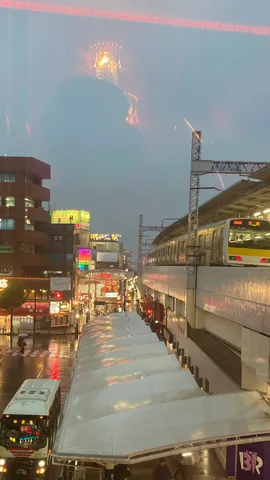 雨上がりの都会の灯り