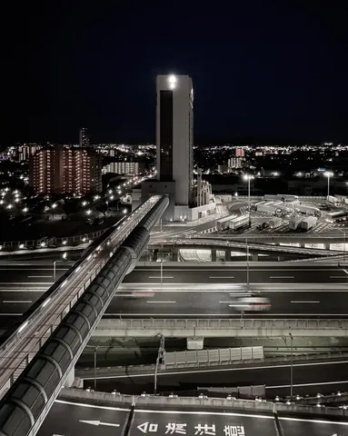 都会の夜景、ハイウェイを駆ける光の線