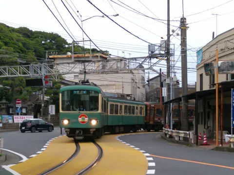 ノスタルジックな路面電車と街並み