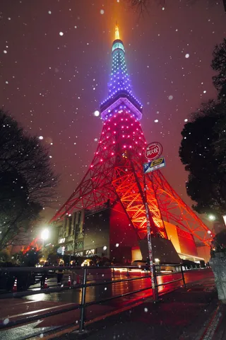 雪夜に灯る鉄塔