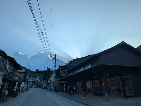 街灯が照らす、光の筋道