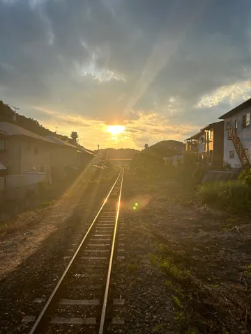 夕暮れの線路、光の道