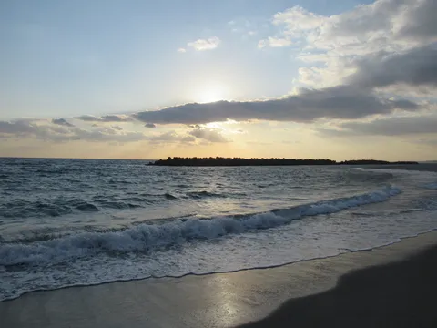 水平線に沈む夕陽のささやき