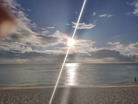 光芒と砂浜のコントラスト