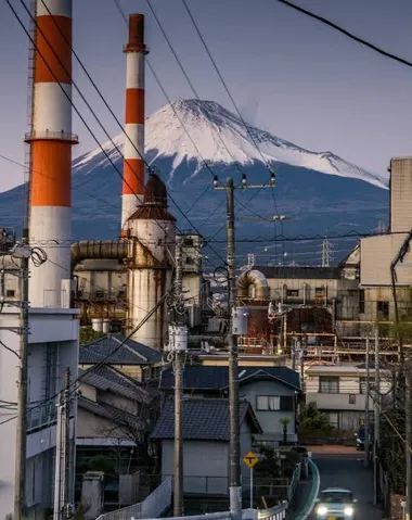 冬の富士と煙突のコントラスト
