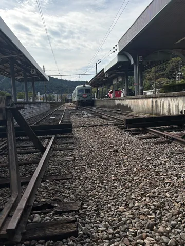 寂れた駅に佇む、懐かしの列車