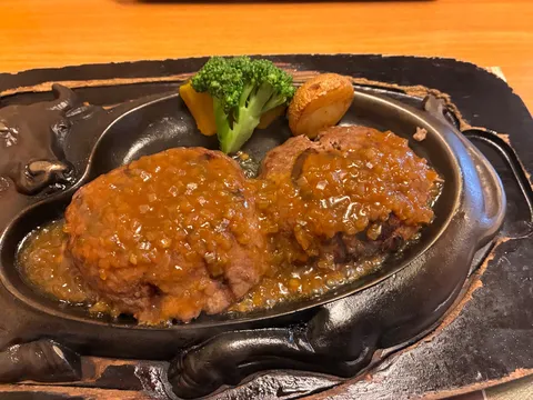 熱々！鉄板ハンバーグ