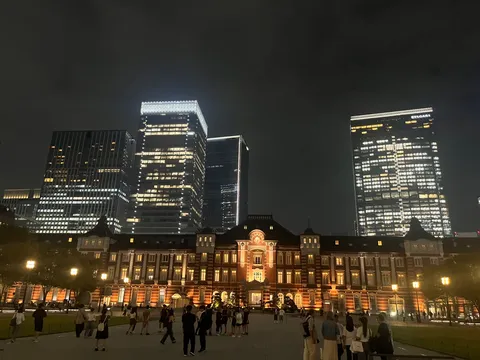 夜景とレトロ建築、都会のタイムスリップ