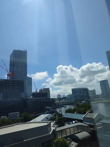 青空と都市のリズム