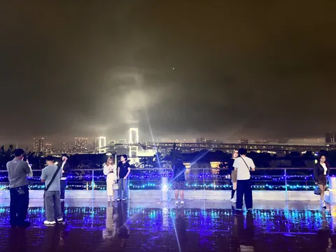 雨上がりの水面、光る夜景