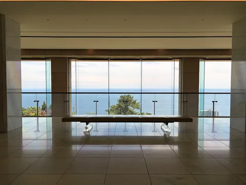 窓越しの海と休息