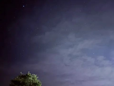 夜空と雲の隙間に星影