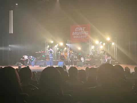 灯りの海に揺れる音