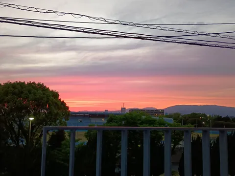 茜色の空、街の灯り