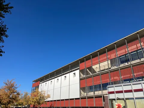 青空とモダン建築のコントラスト