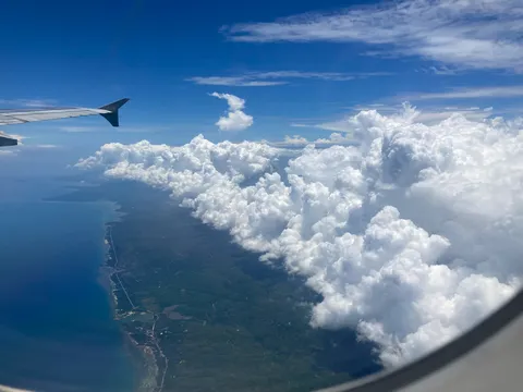 雲海と翼の絶景旅路