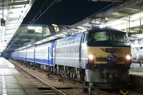 夜の青列車が語る旅路