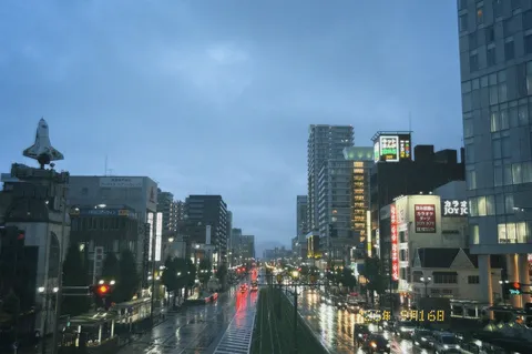 雨の都心と宇宙の影