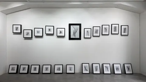 アートが響く、壁一面の静寂