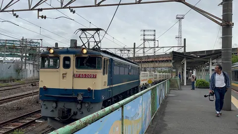 ホームと青い機関車