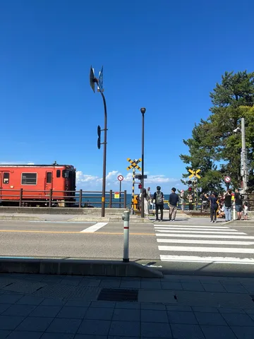 青空と赤い列車の瞬間