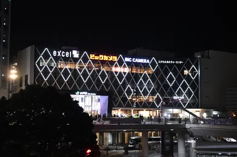 光の格子が夜を編む