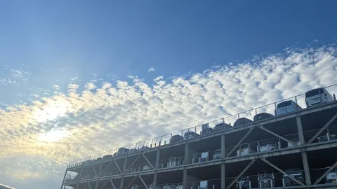 積まれた日常、青い空