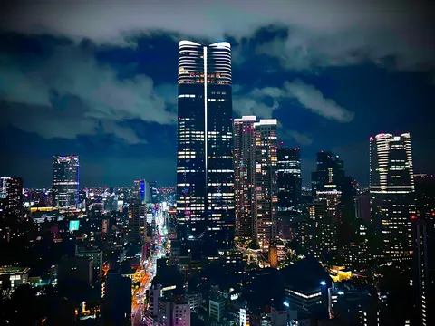 雲間に灯る都市の夜