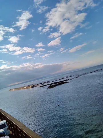 潮風とコンクリートの静かな風景