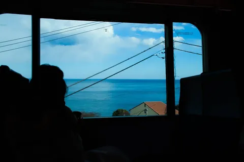 海辺の窓から眺める景色
