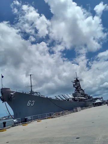 歴史を刻む巨艦、青空に映える