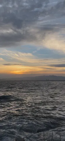 夕暮れの波と空のコントラスト